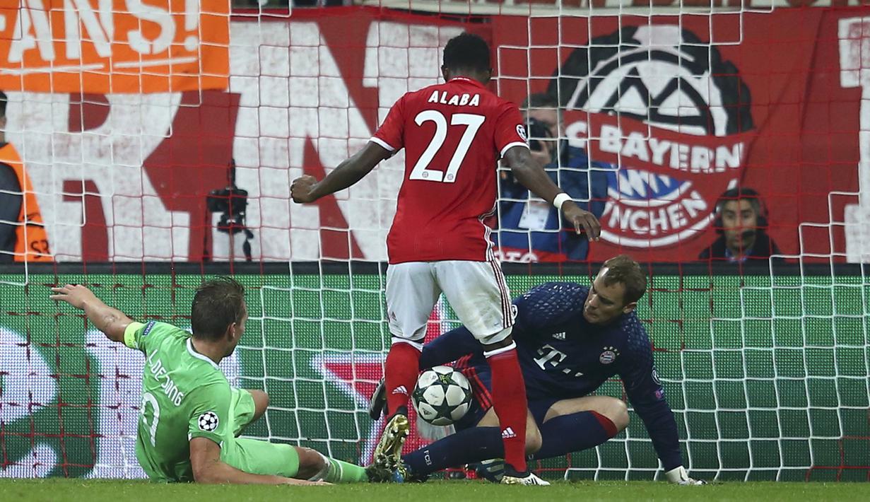 Kiper Bayern Munchen, Manuel Neuer, mengamankan bola sepakan pemain PSV Eindhoven, Siem de Jong, pada laga grup D Liga Champions di Allianz Arena, Munich, Kamis (20/10/16) dini hari WIB. (Reuters/Michael Dalder)