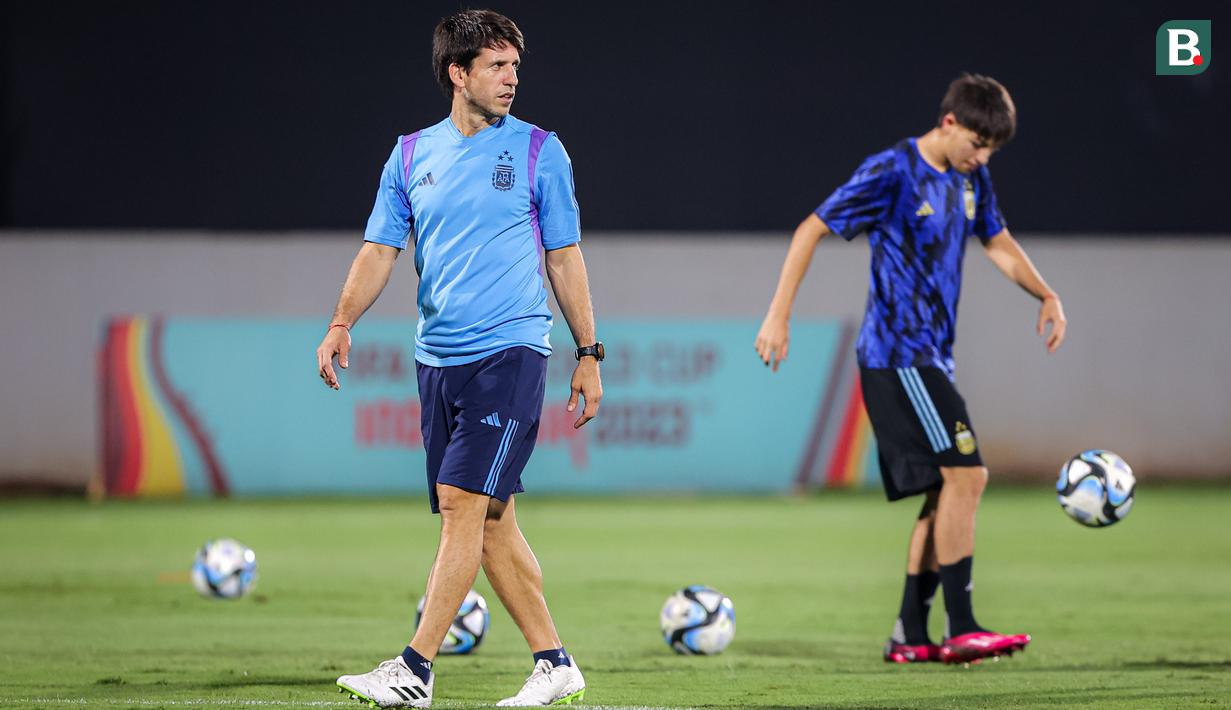<p>Pelatih kepala Timnas Argentina U-17, Diego Placente saat memimpin latihan resmi menjelang laga perempat final Piala Dunia U-17 2023 melawan Timnas Brasil U-17 di Lapangan Banteng, Jakarta, Kamis (23/11/2023). (Bola.com/Bagaskara Lazuardi)</p>