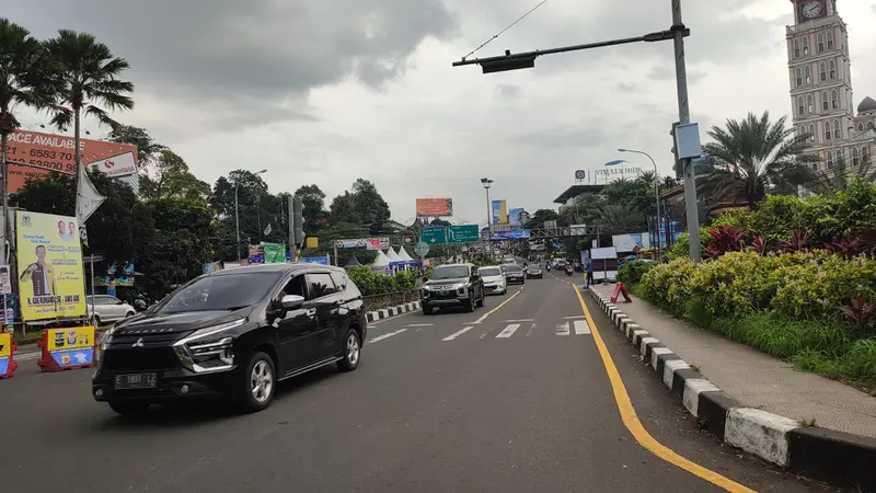 Arus lalu lintas kendaraan menuju kawasan Puncak, Bogor, Jawa Barat, mengalami peningkatan volume sejak hari pertama libur Lebaran (Liputan6.com/Achmad Sudarno)