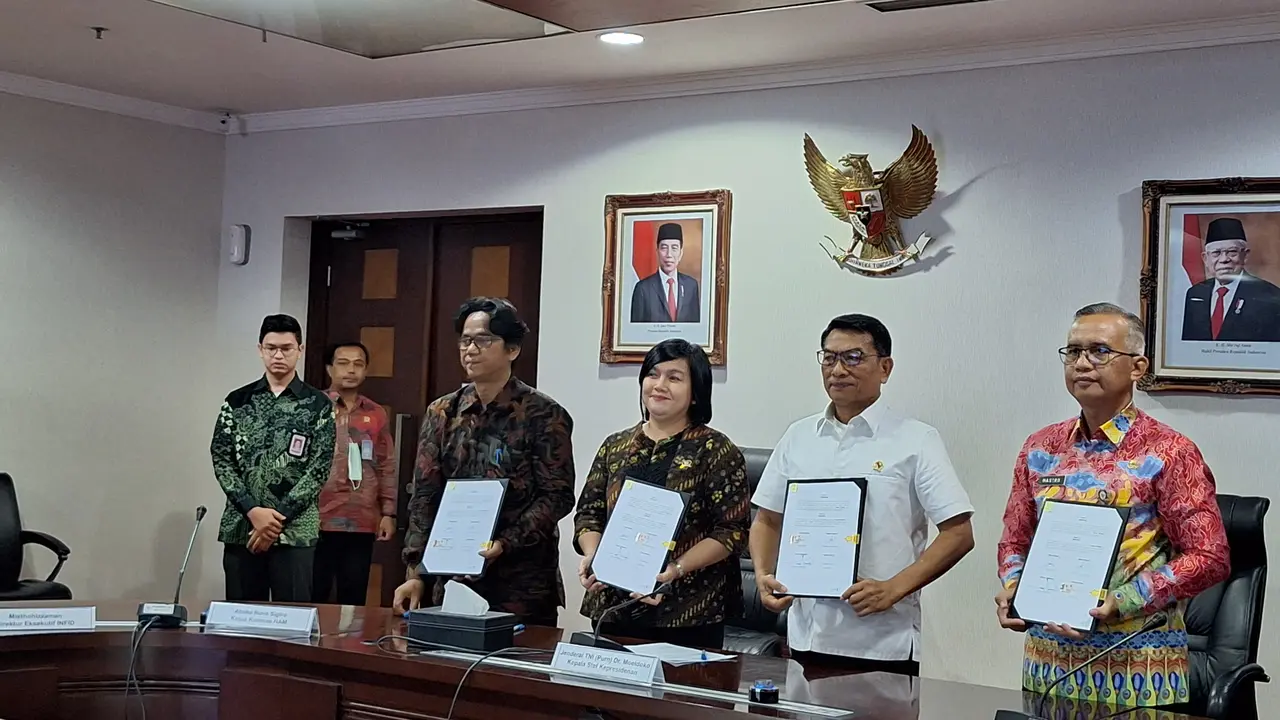 Kepala Staf Kepresidenan Moeldoko meneken nota kesepahaman atau MoU Festival HAM 2023 dengan Komnas HAM dan International NGO Forum on Indonesian Development (Infid