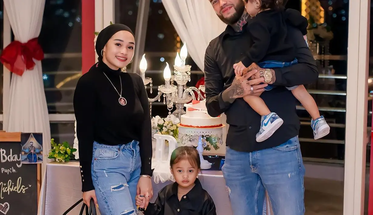 Sebelum menikmati hidangan, Diego Michiels serta istri dan kedua putrinya menyempatkan diri untuk berpose dengan latar belakang meja yang sudah dihias. (Foto: Instagram/@diegomichiels24)