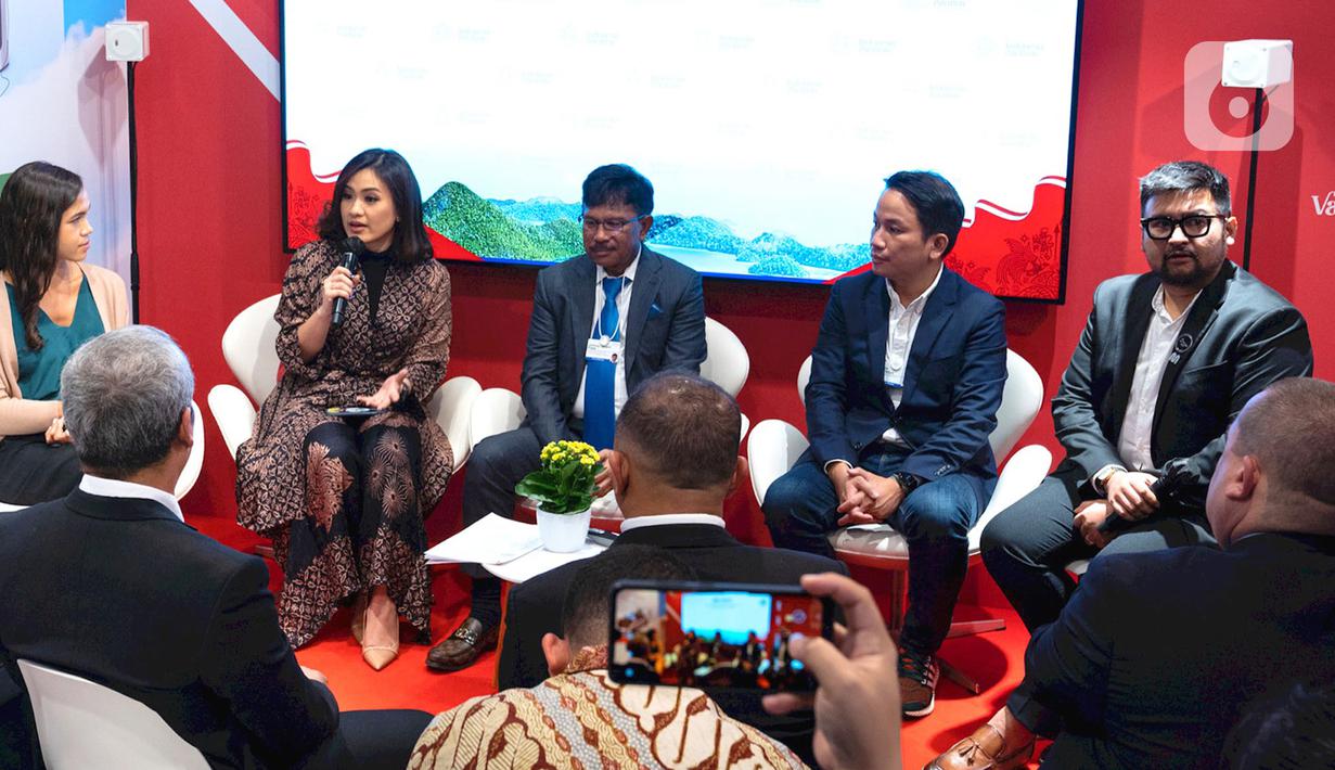 Menkominfo RI Johnny G. Plate (tengah), CEO GoTo Group Andre Soelistyo (kedua kanan), Head of Sustainability GoTo Tanah Sulliva (kiri) dan Perwakilan Mitra Usaha GoTo dalam sesi diskusi kedua di Paviliun Indonesia: Deepening Digital Growth in The New Economic Landscape di Davos, Swiss (26/05/2022). (Liputan6.com/HO/GoTo)
