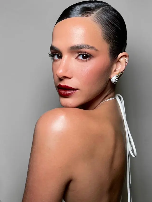 Glossy Burgundy Lips untuk Natal