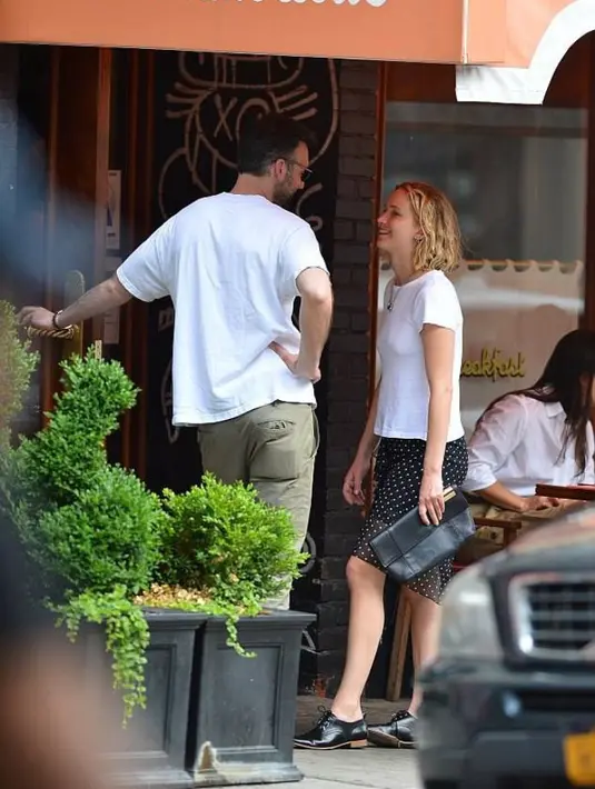 Dilansir dari E! News, JLaw dan Cooke makan malam di sebuah restoran di Italia.(CelebJar)