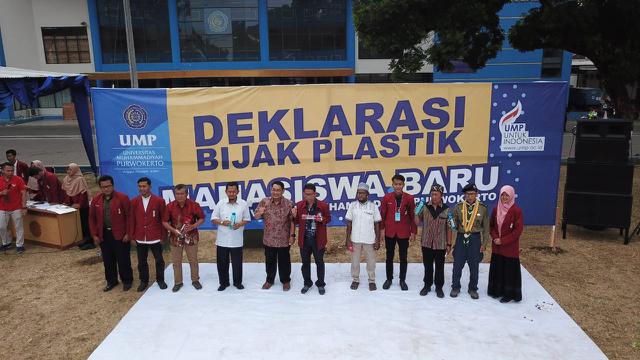 Deklarasi gerakan bijak plastik oleh 3.000 mahasiswa Universitas Muhammadiyah Purwokerto dan komunitas UMP, Sabtu pagi. (Foto: Liputan6.com/UMP/Muhamad Ridlo)