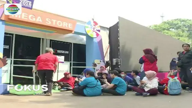 Warga berburu maskot Asian Para Games 2018, Momo, di Mega Store Gelora Bung Karno, Senayan, Jakarta.