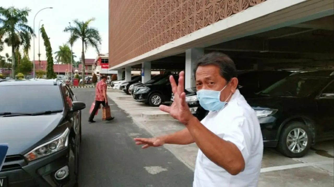 Sekda Riau Yan Prana Indra Jaya setelah diperiksa Kejati Riau terkait kasus korupsi.