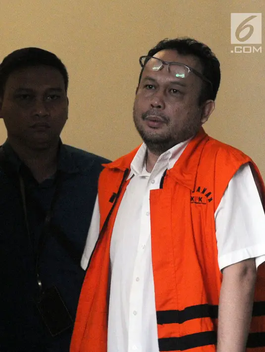 Mantan anggota DPRD Sumatera Utara Restu Kurniawan Sarumaha usai menjalani pemeriksaan lanjutan di Gedung KPK, Jakarta, Jumat (7/12). Restu juga diduga menerima suap terkait pengesahan perubahan APBD 2013, 2014, dan 2015. (Merdeka.com/Dwi Narwoko)