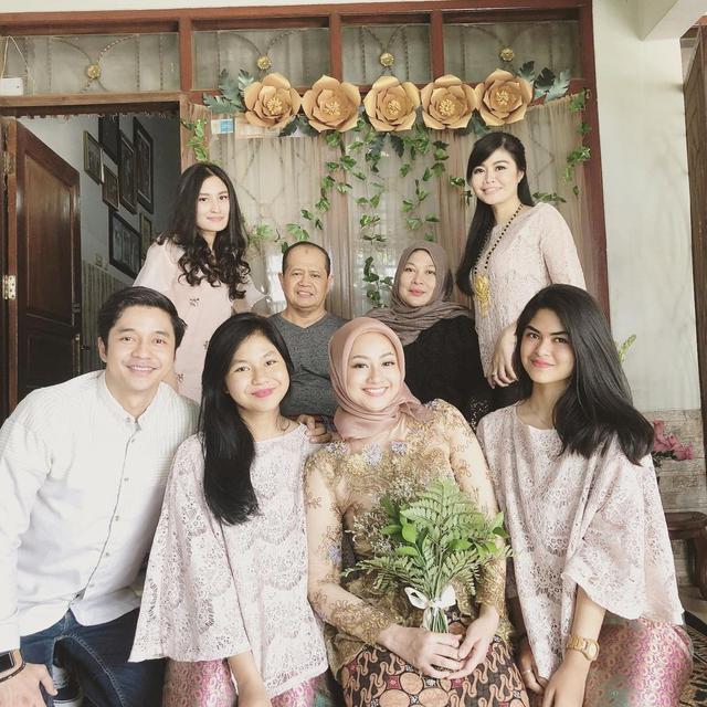 Dinilai Tak Ada Attitude oleh Adik Ipar, Ini Momen Manis Adly Fairuz Bareng Istri dan Keluarga