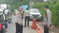 Polisi tertibkan parkir liar di jalur Puncak Bogor usai viral juru parkir liar getok tarif Rp40 ribu. (Foto: Istimewa)