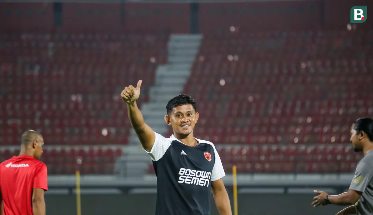 Pemain PSM Makassar, Rizky Pellu (tengah), saat menjalani sesi latihan di Stadion Kapten I Wayan Dipta, Senin (5/6/2023). Rizky Pellu akan berhadapan dengan mantan klubnya, Bali United di leg 1 Kualifikasi Playoff Liga Champions Asia 2023/2024 esok hari. (Bola.com/Alit Binawan)