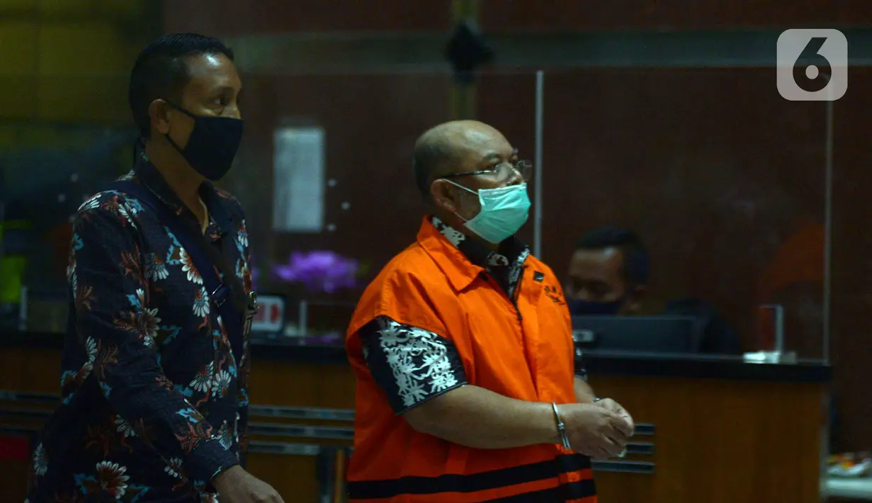 Bupati Kutai Timur Ismunandar mengenakan rompi tahanan usai menjalani pemeriksaan pascaterjaring terjaring OTT di Gedung KPK, Jakarta, Jumat (3/7/2020). KPK melaporkan sebanyak 15 orang diamankan dalam operasi tersebut. (merdeka.com/Imam Buhori)