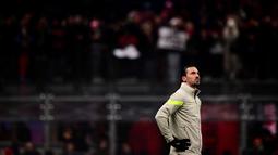 Pemain AC Milan, Zlatan Ibrahimovic saat menjalani sesi pemanasan sebelum pertandingan melawan Torino dalam laga lanjutan pekan ke-22 Serie A musim 2022/2023, Sabtu (11/2/2023) dini hari WIB. Walau tidak ikut bermain, kehadiran pemain dengan julukan Indiana Jones tersebut di San Siro rupanya membawa aura positif bagi Milan. (AFP/Marco Bertorello)