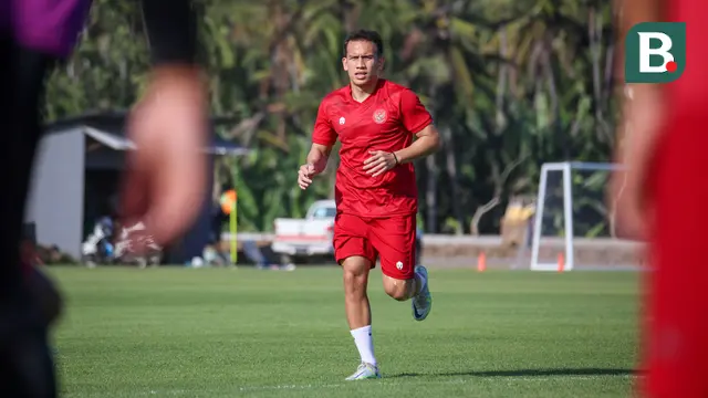 Foto: Aksi Egy Maulana Vikri dan Jordi Amat saat Latihan Terbuka di Bali Menjelang Piala AFF 2022 yang Tinggal Menghitung Hari