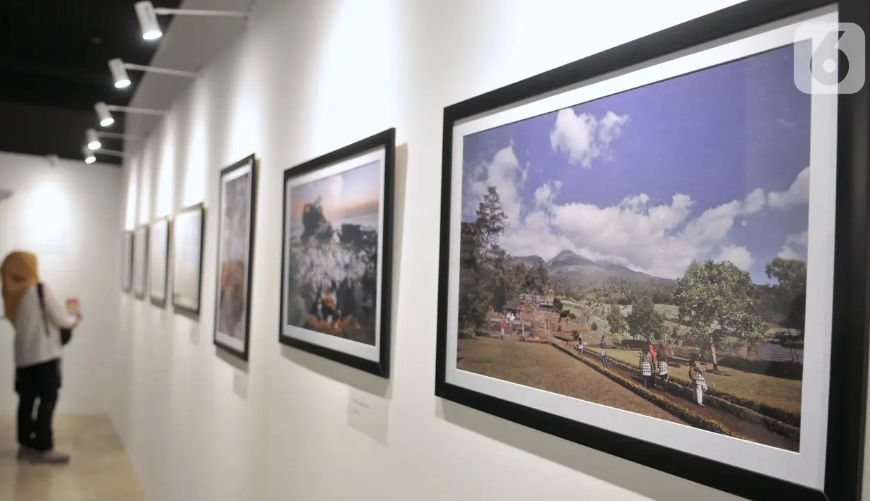 Pengunjung mengamati karya foto dalam Pameran Fotografi Cagar Budaya di Museum Nasional, Jakarta, Kamis (3/10/2019). Pameran yang berlangsung dari 3-9 Oktober mendatang tersebut dalam rangka mengenalkan sekaligus melestarikan cagar budaya Tanah Air kepada masyarakat. (merdeka.com/Iqbal Nugroho)