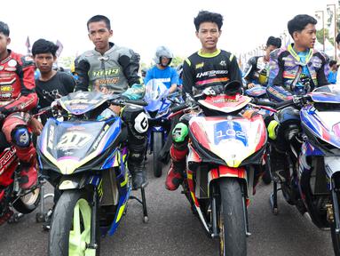Deretan para pembalap yang bertanding di Yamaha Cup Race Seri 1 yang bertempat di Sirkuit Puncak Mario, Kabupaten Sidrap, Sulawesi Selatan. (Bola.com/Abdul Aziz)