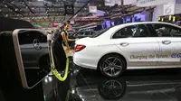 Mobil hybrid tenaga listrik Mercedes-Benz E 300 e EQ Power dipamerkan dalam GAIKINDO Indonesia International Auto Show (GIIAS) 2019 di ICE BSD, Tangerang, Jumat (19/7/2019). Mobil berkapasitas 2000 cc turbocharger dengan tenaga 211 horsepower. (Liputan6.com/Fery Pradolo)