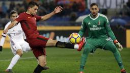 Pemain AS Roma, Cengiz Under melepaskan tembakan ke gawang AC Milan pada lanjutan Serie A di Rome Olympic stadium, (25/2/2018). AC Milan menang 2-0. (AP/Alessandra Tarantino)