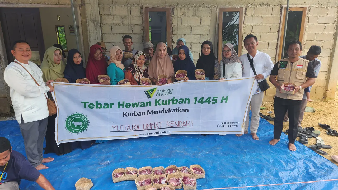 Dompet Dhuafa bersama Mitra KMM Yayasan Mutiara Ummat memberikan daging hewan kurban menggunakan kemasan ramah lingkungan di wilayah Rahandouna, Poasia, Kota Kendari, Sulawesi Tenggara.