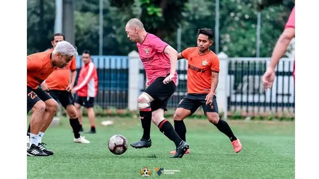 5 Potret Andik Vermansah Bermain Sepak Bola Bareng Selebritis FC, Jaga Kebugaran