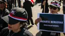 Massa yang menamakan diri Suara Rakyat Bersatu membawa poster saat berunjuk rasa di depan Balai Kota DKI Jakarta, Selasa (14/1/2020). Mereka menuntut Gubernur DKI, Anies Baswedan turun dari jabatannya, karena dinilai gagal dalam mengatasi banjir Jakarta di awal 2020. (Liputan6.com/Faizal Fanani)