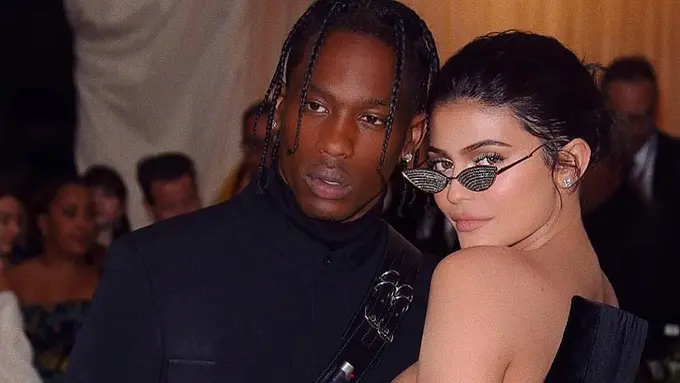 [Bintang] Kylie Jenner - Travis Scott