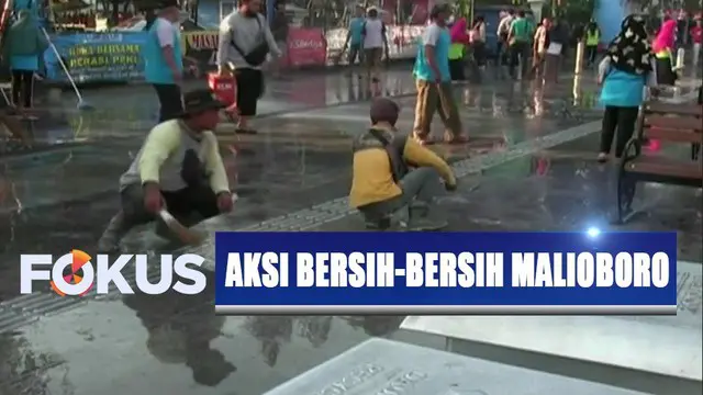 Bukan saja area pedagang, aksi bersih-bersih juga dilakukan di jalan raya yang biasa dilintasi kendaraan umum.