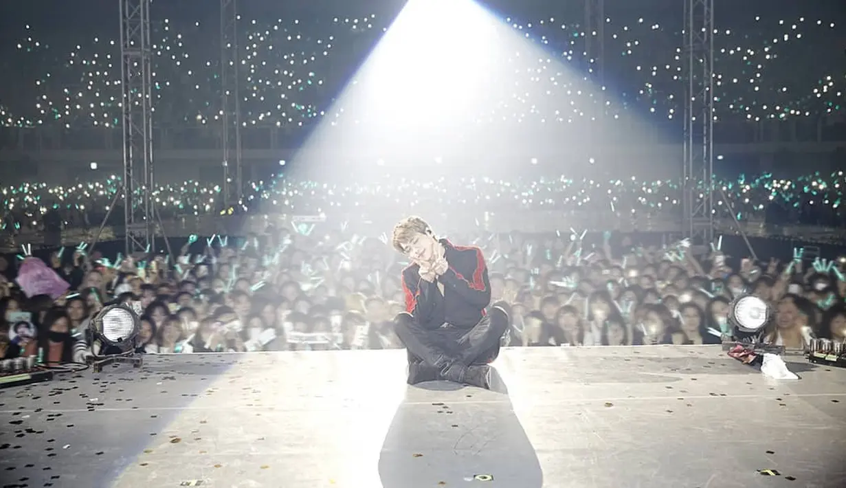 Melalui akun Instagram dan Twitter resminya, SHINee pun mengunggah foto mendiang Jonghyun. (Foto: instagram.com/shinee)