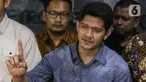 Aktor Iko Uwais memberikan keterangan seusai menjalani pemeriksaan di Polres Bekasi, Jumat (17/6/2022). Suami dari Audy Item itu diperiksa terkait dugaan kasus penganiayaan terhadap korban berinisial RD. (Liputan6.com/Herman Zakharia)