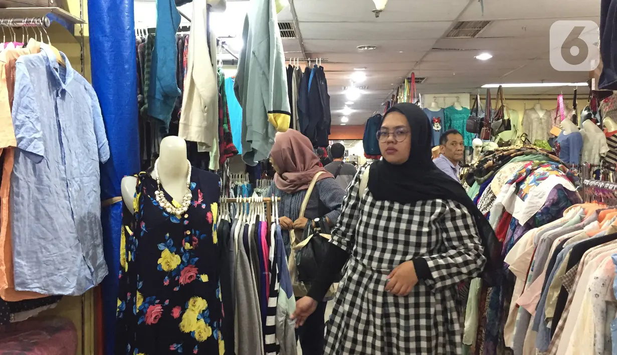 Calon pembeli memilih pakaian bekas sisa ekspor di Pasar Metro Atom, Pasar Baru, Jakarta, Selasa (10/12/2019). Pasar ini akan menjadi lokasi favorit berburu fashion seiring rencana Pemprov DKI Jakarta memindahkan PKL pakaian bekas sisa ekspor ke Pasar Metro Atom. (Liputan6.com/Immanuel Antonius)