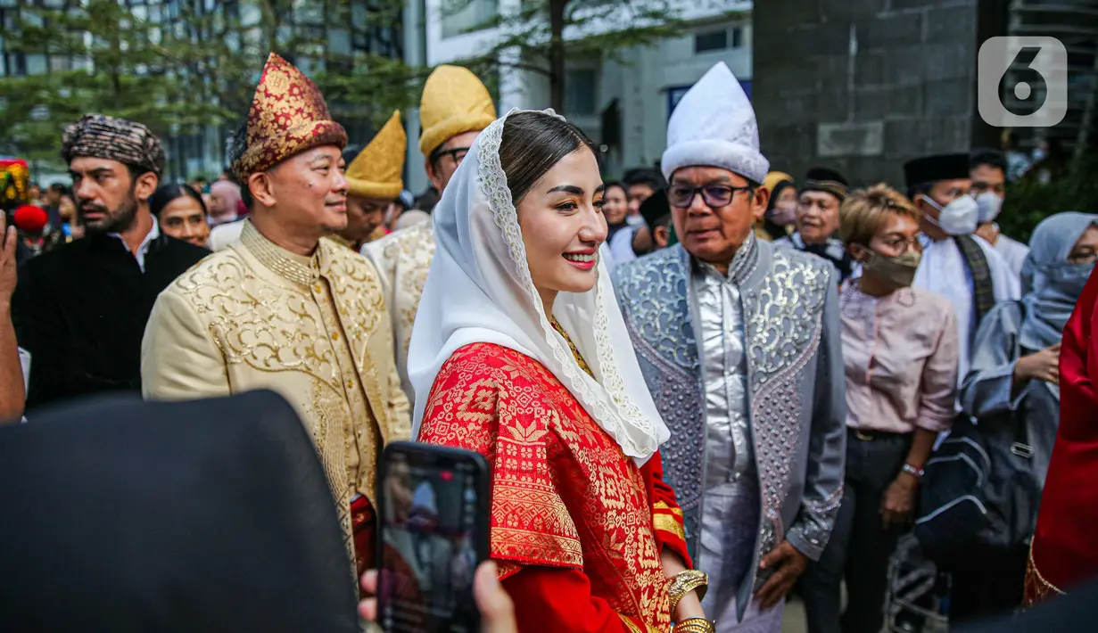 Dalam film ini, Novita yang merupakan istri dari Bupati Trenggalek Mochamad Nur Arifin tersebut memerankan tokoh Fatimah, kakak dari Buya Hamka. (Liputan6.com/Faizal Fanani)