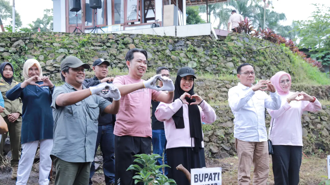 Bupati Jember Jalankan Program Bunga Desaku di Tanggul, dari Menanam Pohon hingga Kunjungan ke SD Negeri