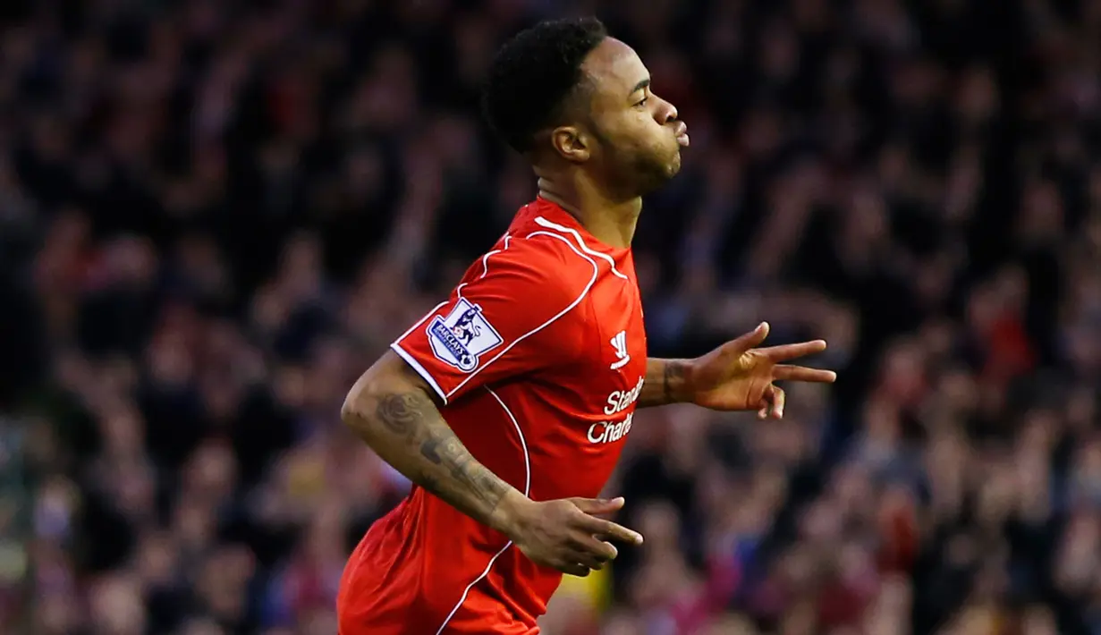 Penyerang Liverpool, Raheem Sterling merayakan selebrasi usai mencetak gol ke gawang Newcastle United saat Laga Liga Premier Inggris di Anfield Stadium, Inggris, Senin (13/5/2015). Liverpool menang 2-0 atas Newcastle United. (Reuters/Lee Smith)