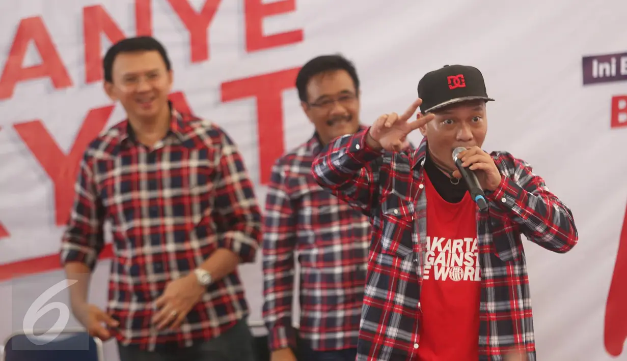 Cagub Basuki T Purnama dan Cawagub DKI Jakarta Djarot Saiful Hidayat berjoget bersama di atas panggung diiringi musik penyanyi rap Iwa K di Rumah Lembang, Jakarta, Senin (28/11). (Liputan6.com/Immanuel Antonius)
