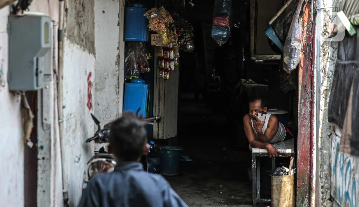 Seorang warga beristirahat di permukiman padat penduduk Kampung Muka RW 04, Ancol, Pademangan, Jakarta, Selasa (4/1/2022). Gubernur DKI Jakarta Anies Baswedan memastikan 1.000 kepala keluarga (KK) di kampung tersebut mendapatkan Izin Mendirikan Bangunan (IMB) kolektif. (Liputan6.com/Faizal Fanani)