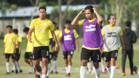 Bagus Nirwanto dan kawan-kawan dalam sebuah sesi latihan PSS Sleman di lapangan Yogyakarta Internasional School (YIS). (Dok PSS Sleman)