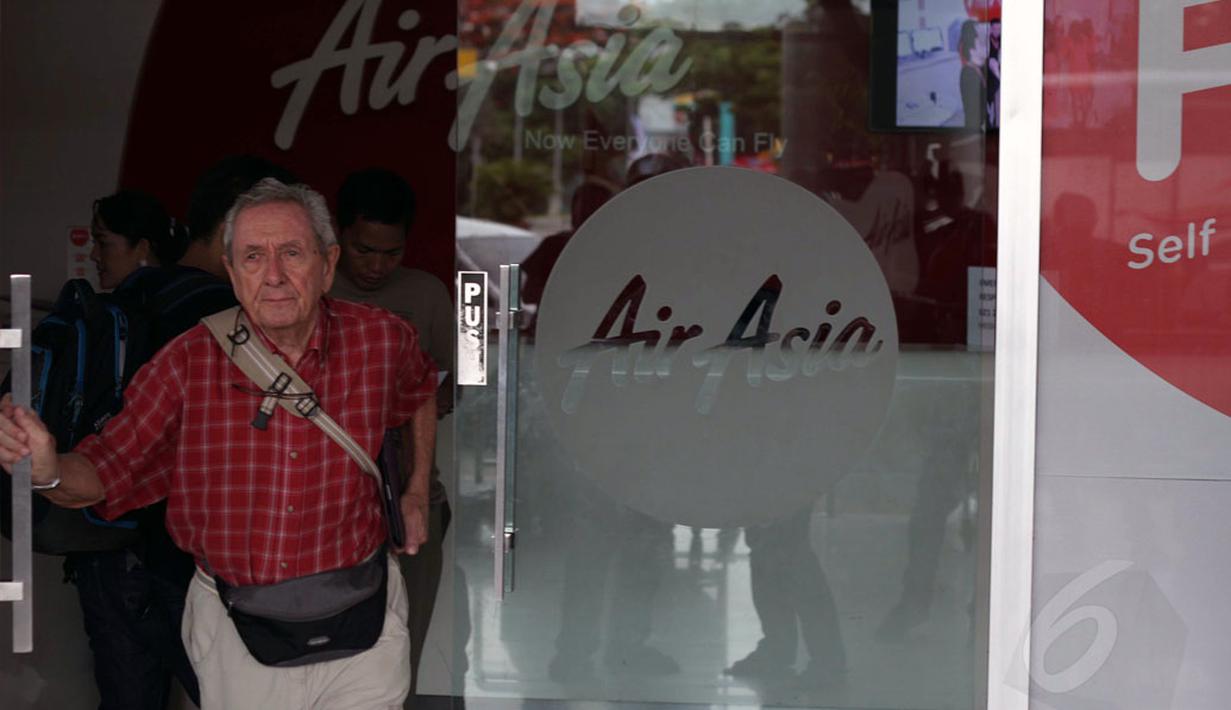 Suasana tempat penjualan tiket pesawat AirAsia di Terminal 3 Bandara Soekarno Hatta, Minggu (28/12/2014). Tampak seorang laki-laki keluar dari tempat penjualan tiket pesawat AirAsia di Terminal 3 Bandara Soekarno Hatta. (Liputan6.com/Faizal Fanani)