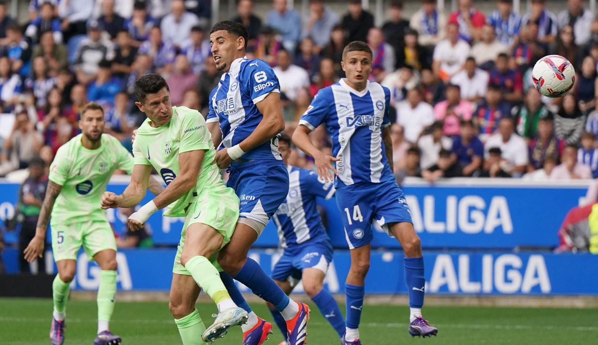Penyerang Barcelona, Robert Lewandowski, memborong tiga gol ke gawang Alaves pada laga pekan ke sembilan Liga Spanyol di Stadion Mendizorroza, Minggu (06/10/2024). (AFP/Cesar Manso)