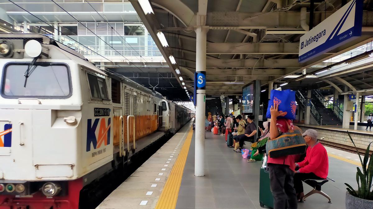 12 KA dari Stasiun Pasar Senen Berhenti Luar Biasa di Stasiun Jatinegara Imbas Penutupan Akses Jalan