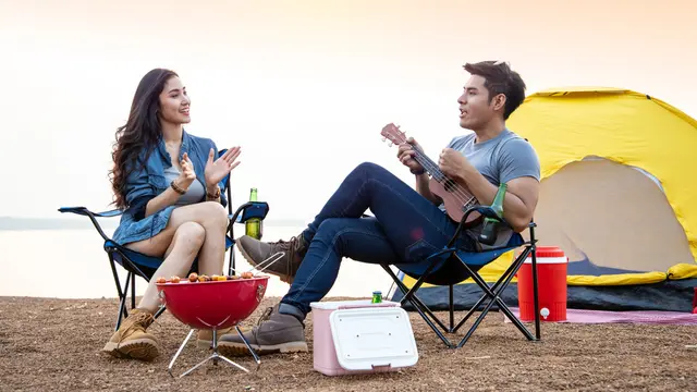 camping traveling santai teman pria perempuan