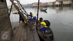 Sejumlah siswa saat tiba di sekolah terapung, Lagos Lagoon, Nigeria (29/2/2016). Sekolah ini dibangun oleh NLE yang dipimpin oleh Adeyemi Kunle yang merupakan seorang arsitek di Nigeria. (Reuters/Akintunde Akinleye)