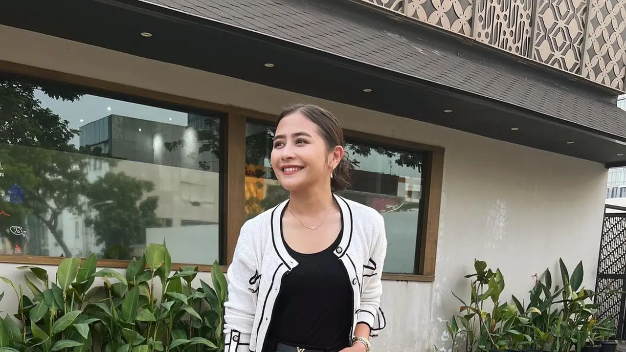 8 Inspirasi Outfit Formal Prilly Latuconsina untuk ke Kantor, Selalu Berkelas!