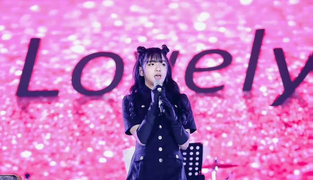 Seperti potret ini, kala manggung Lovely tampil manis dengan shirt dress serba hitam dan half pigtail buns. @lovelyrum.