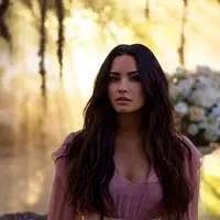 Demi Lovato merasakan perbedaan usai obat-obatan yang ia konsumsi hampir merenggut nyawanya. (instagram/ddlovato)