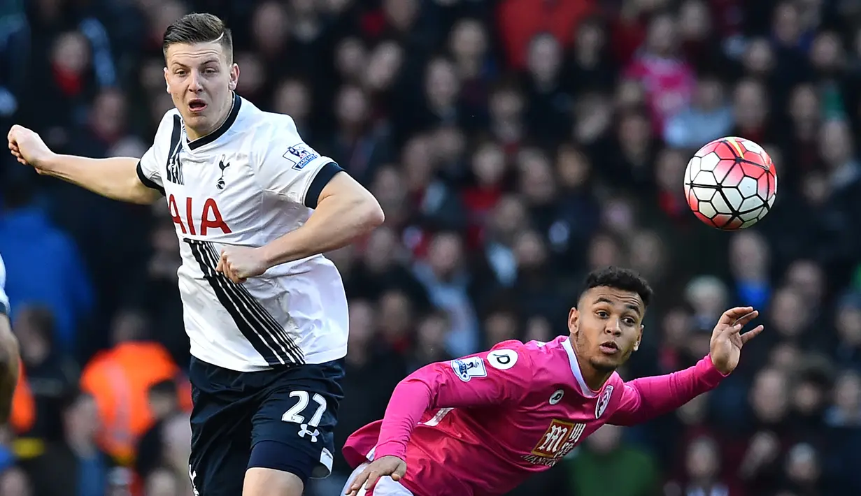 Kevin Wimmer. Bek tengah Austria berusia 29 tahun yang baru 1 musim memperkuat Rapid Vienna ini pernah berseragam Tottenham Hotspur selama dua musim mulai 2015/2016 hingga 2016/2017. Ia didatangkan dari FC Koln pada awal musim 2015/2016 dengan nilai transfer 6 juta euro atau kini setara Rp94,1 miliar. Ia total bermain dalam 31 laga di semua ajang bersama Spurs. Pada awal musim 2017/2018 ia hijrah ke Stoke City. (AFP/Ben Stansall)