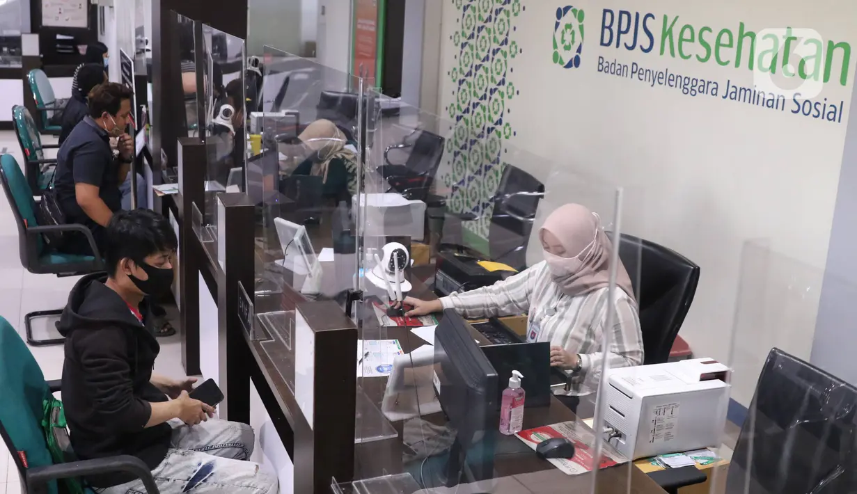 Pegawai melayani peserta BPJS Kesehatan di Kantor Cabang Kota Tangerang, Rabu (7/1/2020). Iuran BPJS Kesehatan resmi naik per hari ini untuk kelas I menjadi sebesar Rp150.000 per orang per bulan dan Rp100.000 per orang per bulan untuk kelas II. (Liputan6.com/Angga Yuniar)