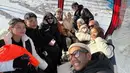 Ini adalah momen Rey Mbayang dan keluarga naik kereta gantung di Erciyes Ski Resort. Diketahui pengasuh anak Baby Shaka dan Kaba juga ikut dalam liburan kali ini. Liburan di Turki kali ini sekalian merayakan ulang tahun Baby Kaba yang ke- 1 tahun pada 2 Maret 2024 lalu. Kehadiran Kaba tentunya menambah kebahagiaan dalam keluarga Rey Mbayang dan Dinda Hauw. (Liputan6.com/IG/@rey_mbayang)