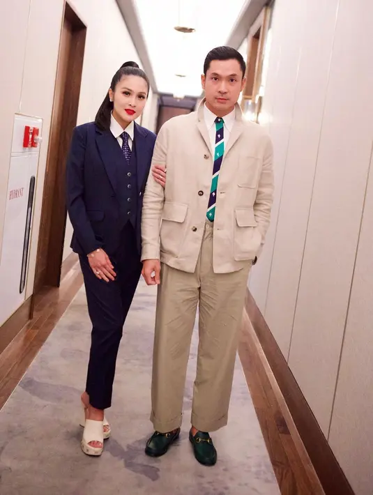 Rambutnya pun ditata rapi dengan gaya high ponytail khas lady boss [@sandradewi88]