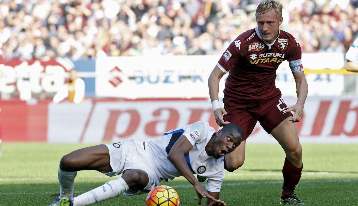 Pemain Inter Milan Geoffrey Kondogbia (kiri) berebut bola dengan pemain Torino Kamil Glik pada lanjutan Liga Italia Serie A di Stadion Olympic, Turin, MInggu (8/11/2015) WIB. (REUTERS/Giampiero Sposito) 