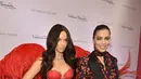 Adriana Lima hadir di acara peluncuran patung lilinnya dengan rambutnya yang dikuncir kuda, jaket hitam motif bunga merah serta celana pendek motif senada yang cocok dengan sepatu boots setinggi pahanya tersebut. (AFP/Bintang.com)